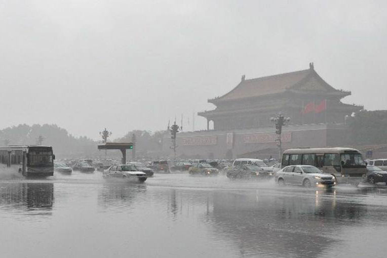 1532334108894850.jpg 天安門(mén)暴雨.jpg